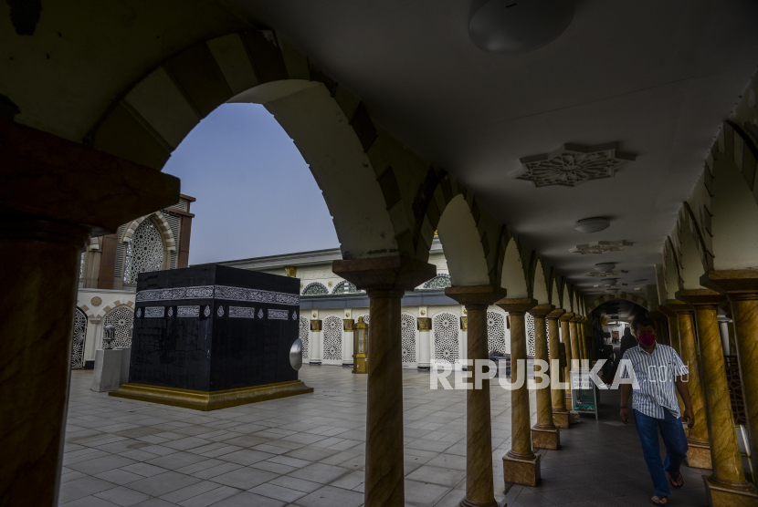 Pentingnya Manasik Sebelum Ibadah Haji. Foto: Warga berjalan di dekat miniatur Ka