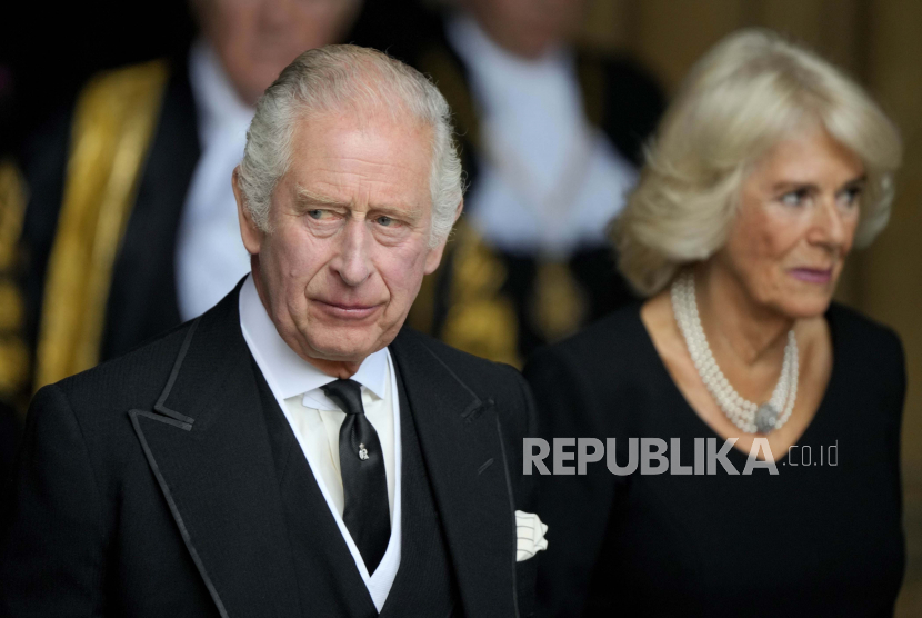 Raja Charles III dan permaisurinya, Camilla. Seorang warga memberi Charles pena dari hotel setelah melihatnya marah-marah akibat tinta pulpen yang bocor beberapa hari sebelumnya.  