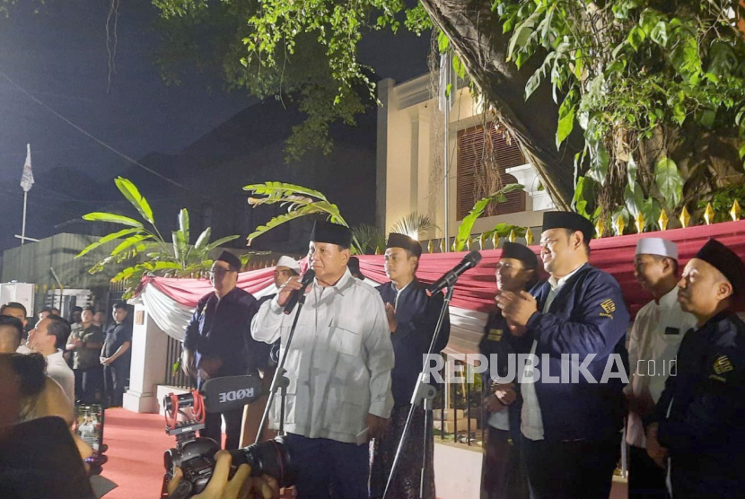 Calon presiden dari Koalisi Indonesia Maju (KIM) Prabowo Subianto berpidato usai menerima dukungan dari Solidaritas Ulama Muda Jokowi (Samawi) di kediamannya, Jalan Kertanegara, Jakarta Selatan, Sabtu (7/10/2023) malam.