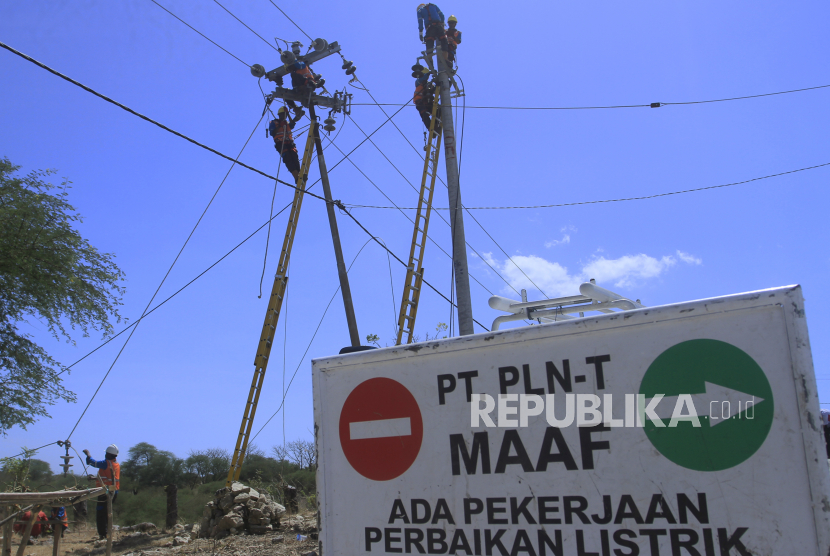 Sejumlah petugas PLN memindahkan jaringan kabel dari tiang listrik yang lama ke tiang yang baru di Kecamatan Alak, Kota Kupang, NTT, Selasa (2/8/2022) (ilustrasi). PT PLN (Persero) Unit Induk Wilayah Nusa Tenggara Timur menargetkan akan mengalirkan listrik PLN bagi 94 desa yang tersebar di Pulau Flores pada 2023.