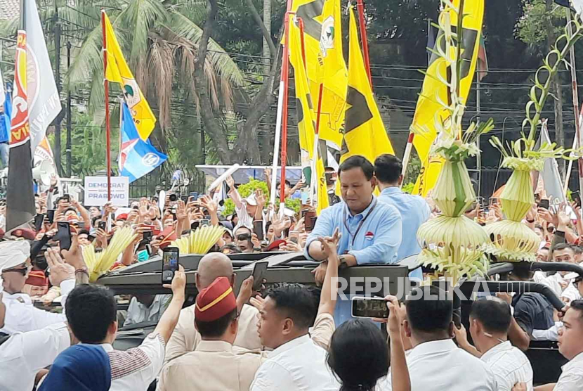 Prabowo Subianto dan Gibran Rakabuming menaiki kendaraan taktis (rantis) Maung untuk menuju gedung KPU.