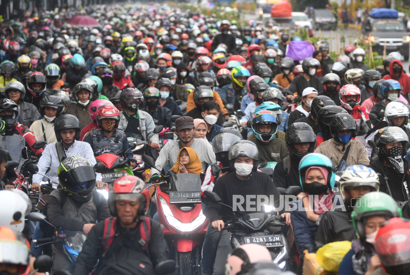 Pemudik bersepeda motor antre untuk memasuki Pelabuhan Merak di Kota Cilegon, Provinsi Banten, Sabtu (30/4/2022).