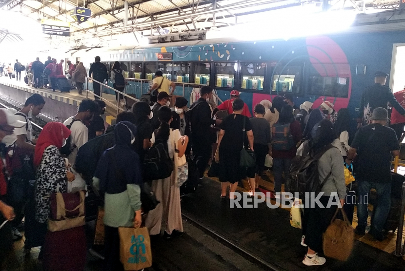 Penumpang kereta api jarak jauh naik ke kereta di Stasiun Yogyakarta. Tiket perjalanan untuk sejumlah kereta api dari Daop 6 Yogyakarta untuk angkutan Lebaran sudah habis terjual./ilustrasi.