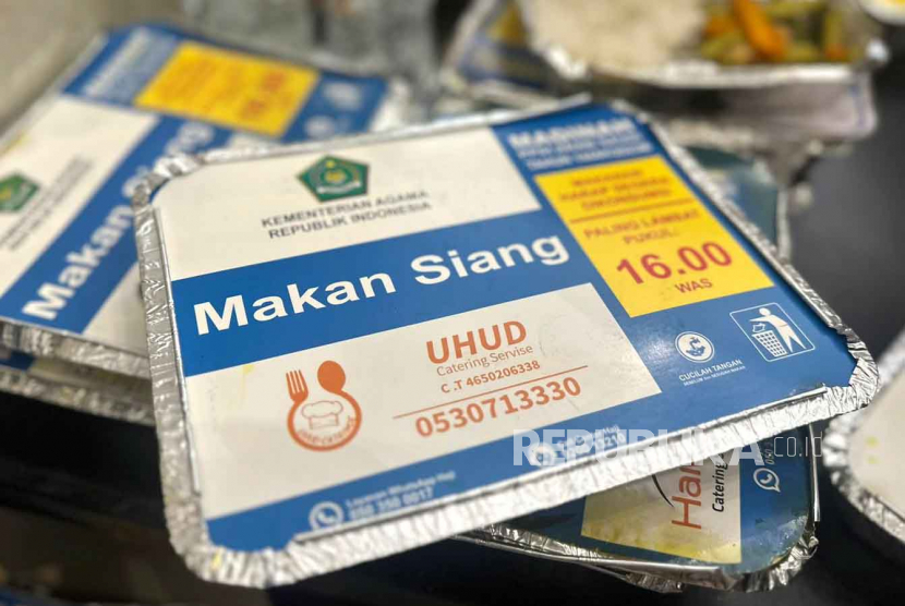 Konsumsi jamaah haji. Selama di Madinah pemerintah memberikan layanan konsumsi tiga kali setiap hari, yaitu makan pagi, makan siang, dan makan malam. Jamaah haji harus memperhatikan batas waktu konsumsi yang ditentukan.