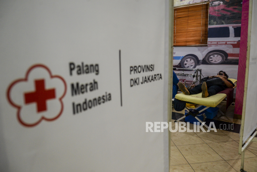 Penyintas Covid-19 mendonorkan plasma konvalesen di PMI DKI Jakarta, Rabu (21/7). Kebutuhan donor plasma konvalesen di DKI Jakarta meningkat hingga 200 persen seiring melonjaknya kasus Covid-19 di Ibu Kota. Republika/Putra M. Akbar