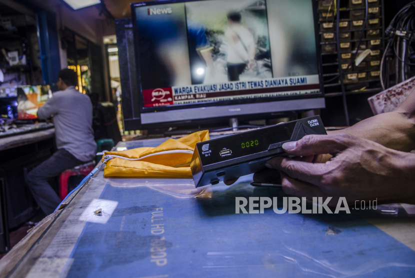 Pekerja memperbaiki Set Top Box untuk siaran televisi digital (ilustrasi). Migrasi TV analog ke digital di Indonesia tergolong lamban  