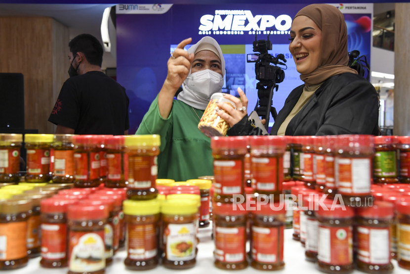 Pengunjung memilih makanan cepat saji yang dijual dalam Pertamina SMEXPO 2022 di FX Sudirman, Jakarta, Rabu (30/11/2022). Pertamina SMEXPO 2022 bertemakan 