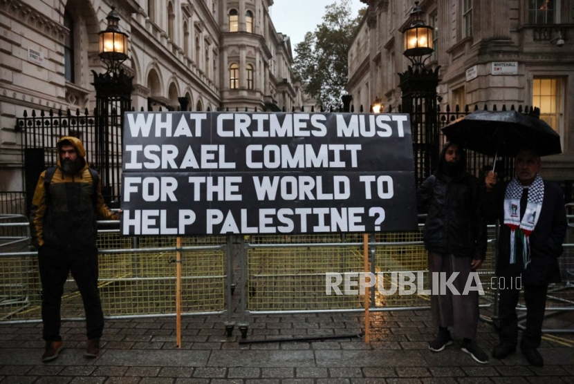 Pengunjuk rasa pro Palestina mengadakan aksi di luar Downing Street di London, Inggris, 18 Oktober 2023.
