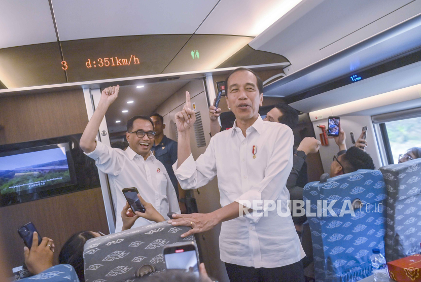 Pemerintah Cina mencatat komentar positif Presiden Joko Widodo (Jokowi) usai menjajal Kereta Cepat Jakarta-Bandung (KCJB). 