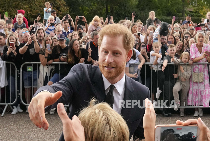 Pangeran Harry dari Inggris menyapa masyarakat setelah melihat karangan bunga untuk mendiang Ratu Elizabeth II di luar Kastil Windsor, di Windsor, Inggris, Sabtu, 10 September 2022. Pangeran Harry akan tampil di program TV CBS 60 Minutes yang dipandu Anderson Cooper pada 8 Januari 2023.