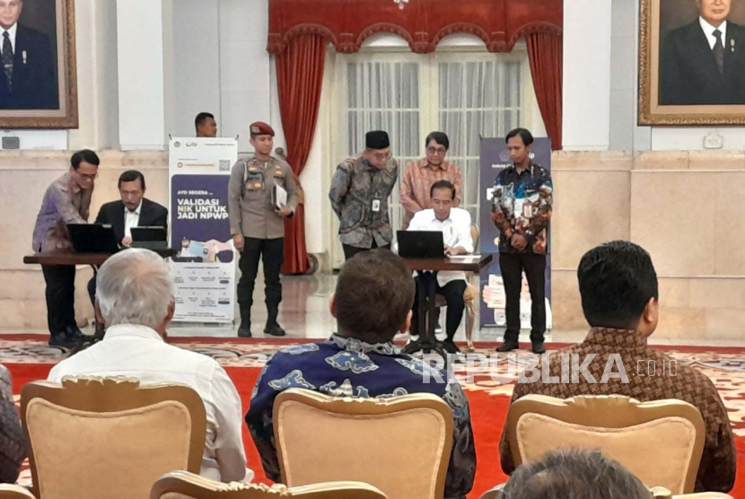 Presiden Jokowi dan Wakil Presiden Maruf Amin beserta para menteri usai melaporkan SPT Tahunan Pajak di Istana Negara, Jakarta, Jumat (22/3/2024).