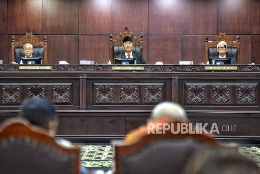 Sidang Majelis Kehormatan Mahkamah Konstitusi (MKMK) memutuskan pemberhentian secara tidak hormat hakim Anwar Usman.