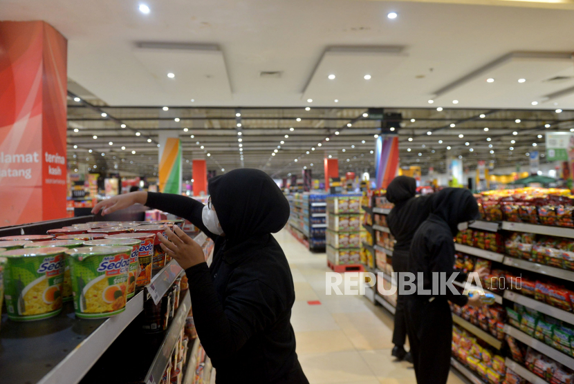 Karyawan menata produk makanan di Transmart Cempaka Putih, Jakarta, Senin (2/1/2023). Badan Pusat Statistik (BPS) mencatat inflasi Desember 2022 sebesar 0,66% secara bulanan (month to month/mtm) dan tahunan 5,51% (year on year/yoy). Inflasi Desember disumbang oleh makanan, minuman, dan tembakau. Republika/Prayogi.