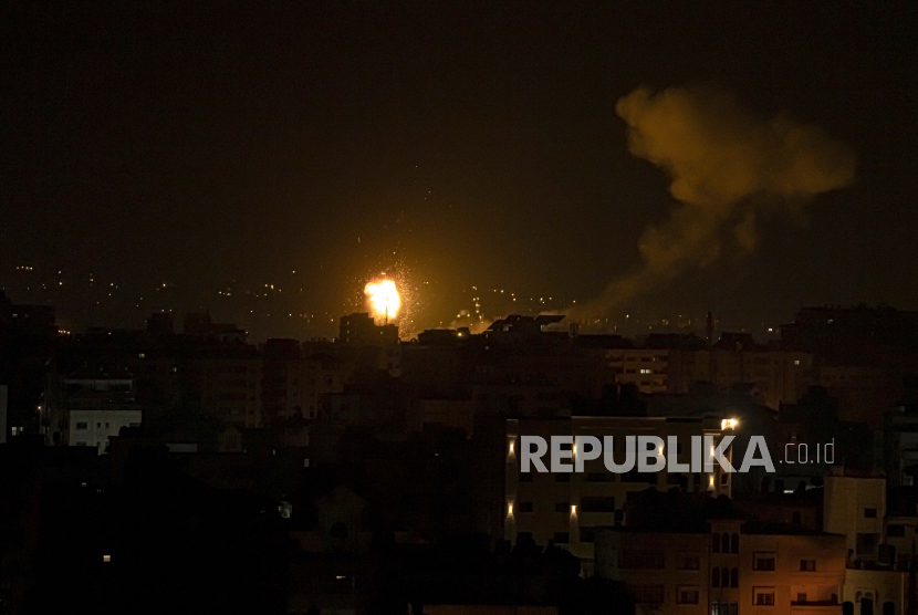 Api dan asap mengepul setelah serangan udara Israel di Jalur Gaza tengah, Jumat, 27 Januari 2023.