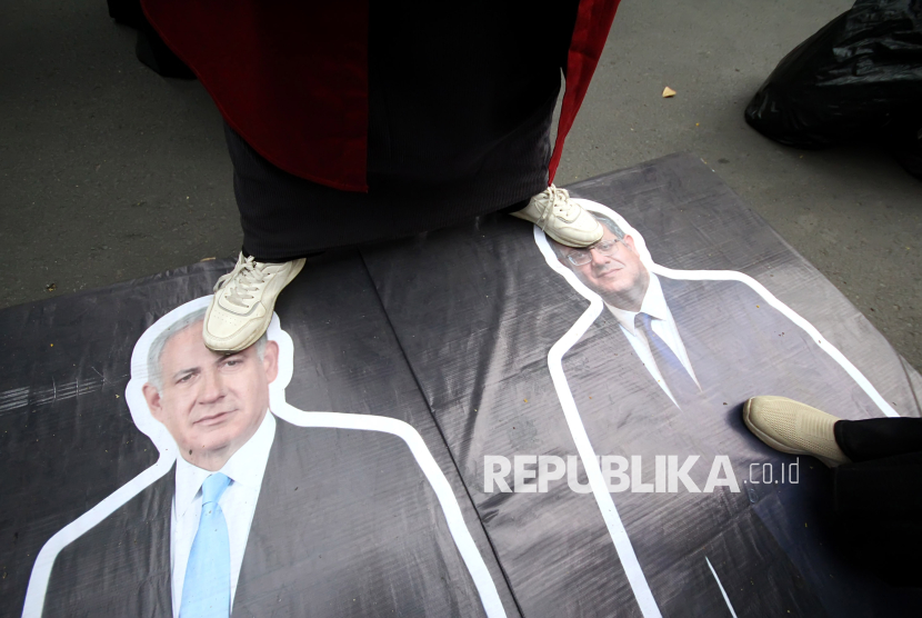 Peserta aksi menginjak foto buronan Mahkamah Pidana Internasional (ICC) Benjamin Netanyahu saat memeringati tiga tahun Thufanul Aqsa di depan Gedung Merdeka, Kota Bandung, Rabu (7/10/2026).