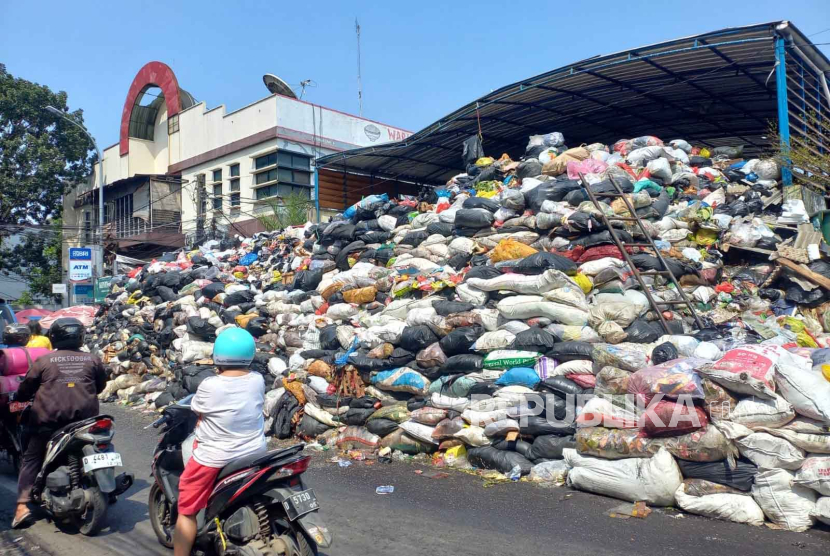Tumpukan sampah menggunung di TPS Sederhana, Kota Bandung, Jawa Barat, Rabu (20/9/2023). 