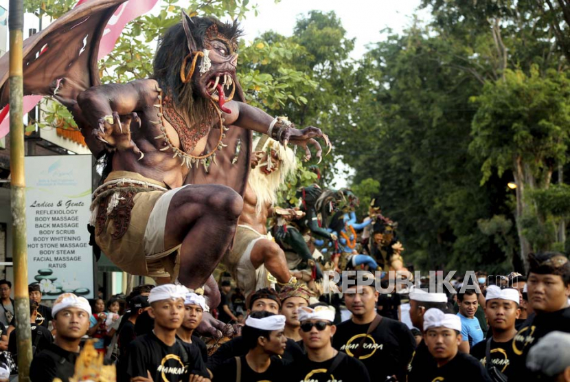 Ogoh-ogoh terlihat saat parade untuk merayakan Nyepi atau Hari Raya Nyepi di Bali yang jatuh pada Tahun Baru Hindu di Denpasar, Bali,Selasa (21/3/2023).