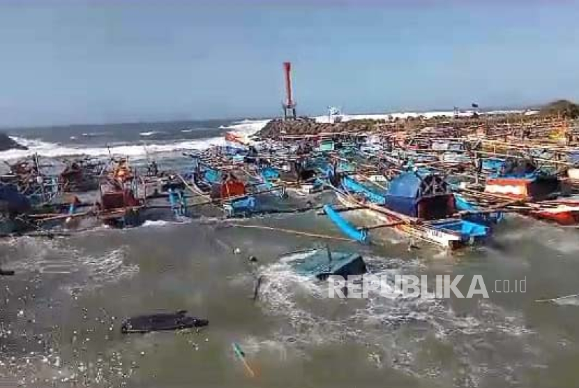 Sejumlah perahu nelayan mengalami kerusakan akibat diterjang gelombang tinggi saat bersandar di Pelabuhan Pamayang, Kecamatan Cipatujah, Kabupaten Tasikmalaya, Jawa Barat, Jumat (18/8/2023). 