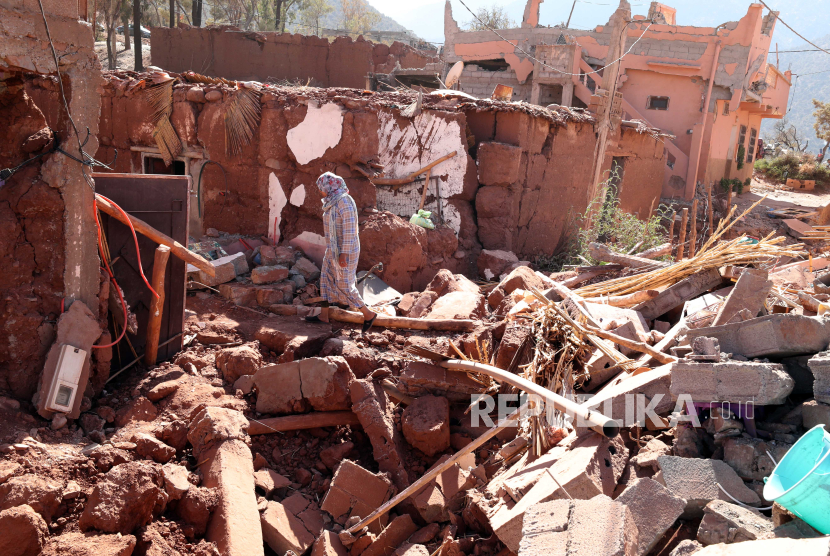Seorang wanita melihat puing-puing bangunan yang rusak pasca gempa bumi dahsyat di Ouirgane, selatan Marrakesh, Maroko, (10/9/2023).