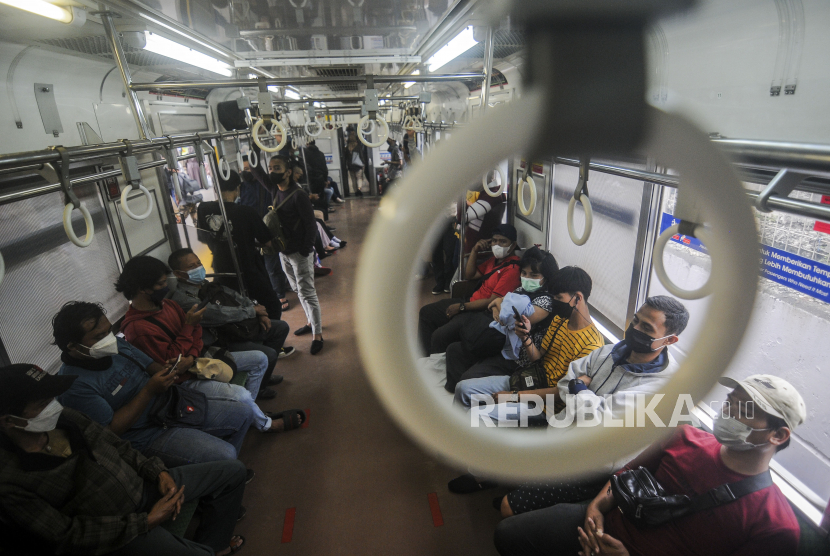 Sejumlah penumpang menaiki KRL di Stasiun Tanah Abang, Jakarta, Rabu (9/3/2022). Menteri Perhubungan Budi Karya Sumadi dan Penjabat (Pj) Gubernur DKI Jakarta Heru Budi Hartono menggelar pertemuan untuk membahas optimalisasi angkutan massal.