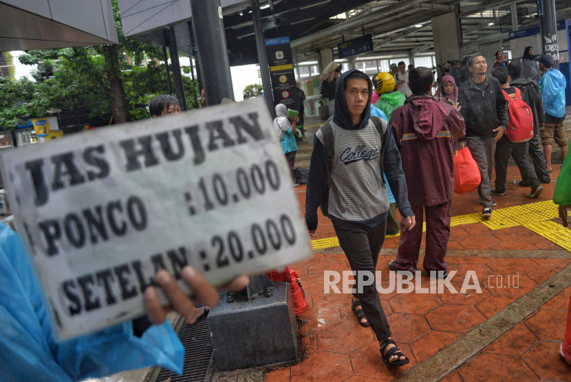 Penjual jas hujan di Stasiun Tebet, Jakarta. BMKG memprakirakan cuaca hari ini hampir seluruh DKI Jakarta hujan pada siang hari.