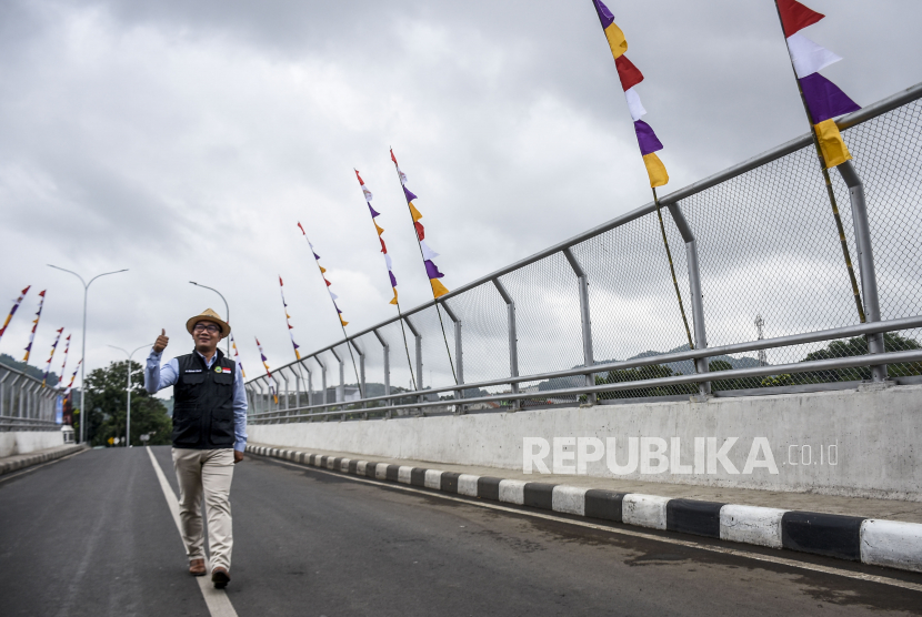 Gubernur Jawa Barat (Jabar) Ridwan Kamil meninjau jembatan jalur ganda Leuwigajah yang baru diresmikan di Leuwigajah, Kota Cimahi, Jawa Barat, Rabu (12/1/2022). 