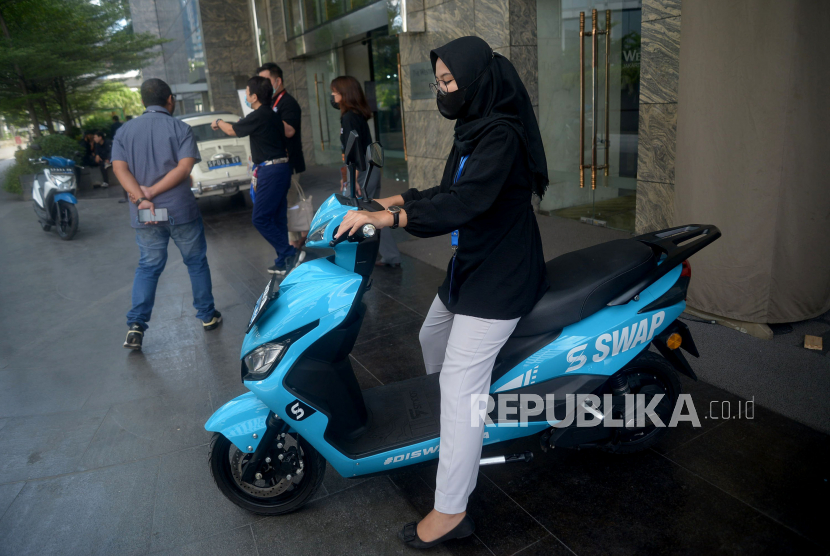 Pengunjung mencoba kendaraan elektrik disela-sela Festival Energi Terbarukan [RE]Spark di Jakarta, (ilustrasi).