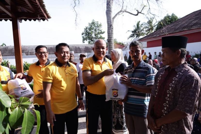 Polda Banten Salurkan Bantuan Pangan untuk Warga Cibebek