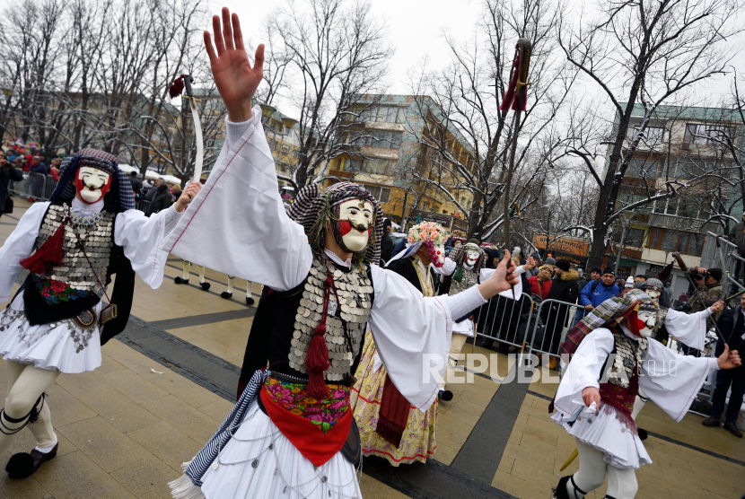 Penari bertopeng mengikuti parade Festival Internasional Permainan Penyamaran Surva di kota Pernik, Bulgaria, 28 Januari 2023. Pada zaman dahulu orang Thracia kuno mengadakan Permainan Ritual Kukeri untuk menghormati dewa Dionysus, yang dikenal sebagai dewa anggur dan ekstasi. Bahkan saat ini permainan tersebut juga dikenal sebagai permainan Dionysus. Di antara penari Kukeri terdapat banyak karakter, termasuk Dionysus dan satirnya serta tokoh lain dari sejarah yang dalam seperti tsar, harachari, plyuvkachi, startzi, dan pesyatzi.
