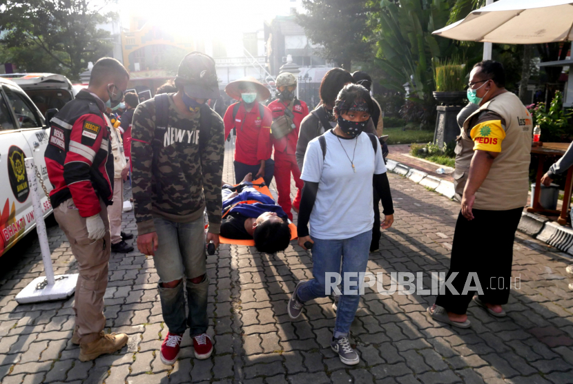 Peserta Alaksi unjuk rasa tolak Omnibus Law terkena gas air mata di DPRD DIY, Kamis (8/10).