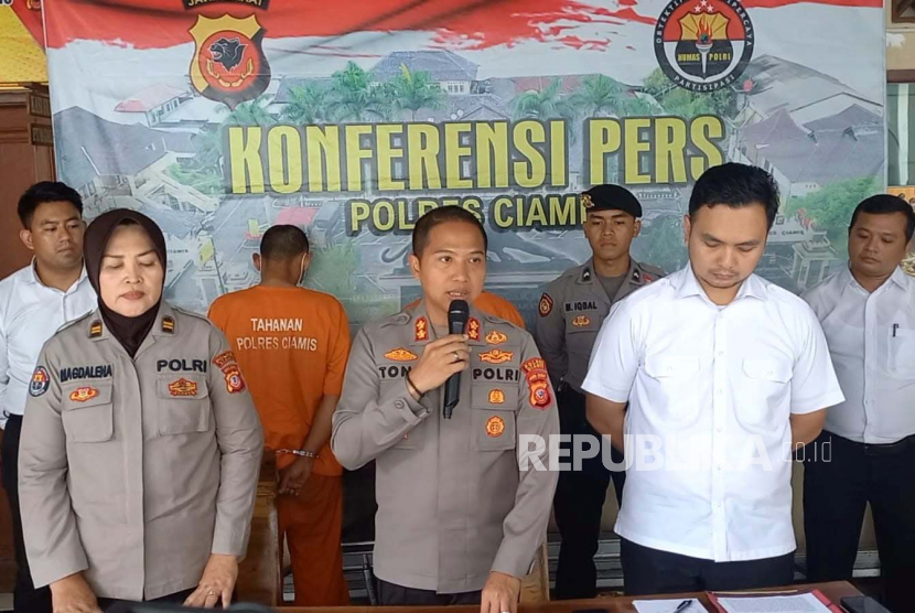 Kepala Polres (Kapolres) Ciamis AKBP Tony Prasetyo Yudhangkoro melakukan konferensi pers terkait kasus pemerkosaan anak dengan tersangka ayah kandung korban, Rabu (14/6/2023). 