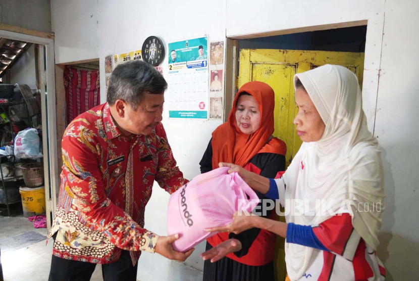 Bupati Garut Rudy Gunawan menyerahkan bantuan beras kepada warga di Desa Selaawi, Kecamatan Selaawi, Kabupaten Garut, Jawa Barat, Selasa (12/9/2023). 