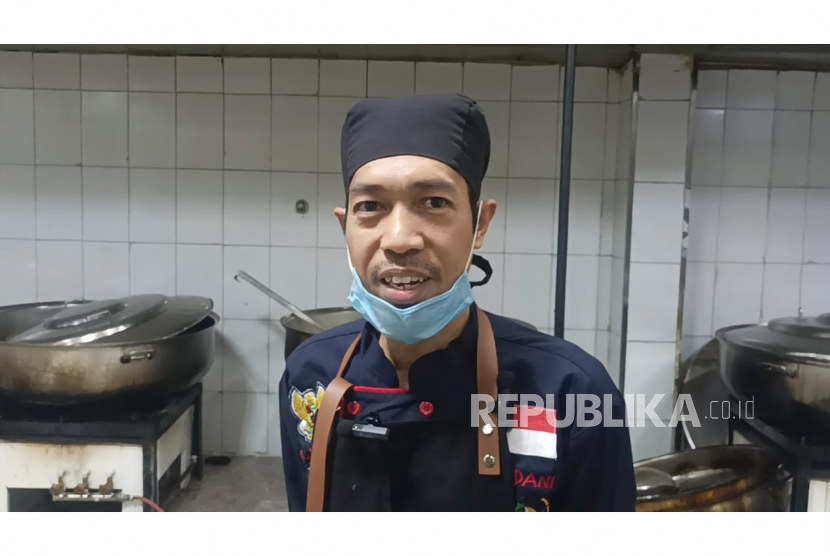 Hamdani, chef Indonesia asal Lombok. Ia memasak menu makan untuk jamaah haji 2023 asal Indonesia.