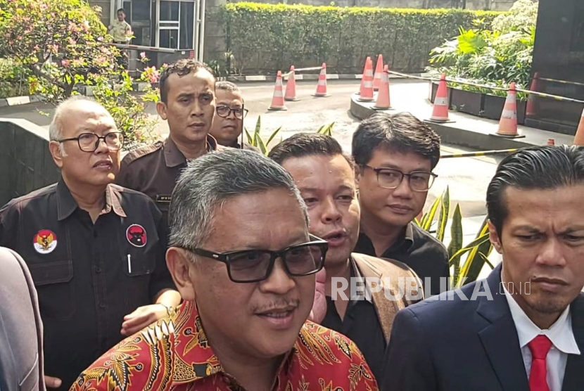 Sekretaris Jenderal (Sekjen) PDI Perjuangan Hasto Kristiyanto tiba untuk memenuhi panggilan Komisi Pemberantasan Korupsi (KPK) di Gedung Merah Putih KPK, Jakarta, Senin (10/6/2024).