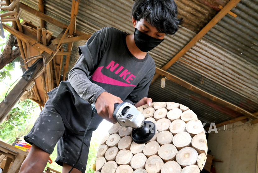 Pengerajin menghaluskan kursi dari limbah kayu (ilustrasi). Kemenhub bersama Dekranas memberikan pelatihan kewirausahaan bagi para pengrajin kecil dan mikro di Labuan Bajo, Nusa Tenggara Timur, Sabtu (31/10). 
