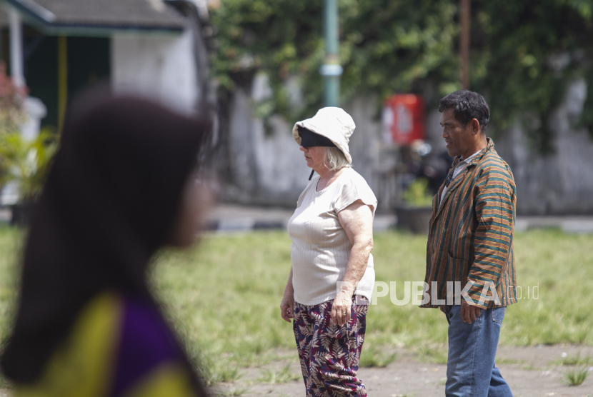 Wisatawan mancanegara mencoba masangin atau berjalan dengan mata terutup di Alun-alun Kidul, Yogyakarta. Dispar Kota Yogyakarta menargetkan 7 juta wisatawan hingga akhir tahun ini.