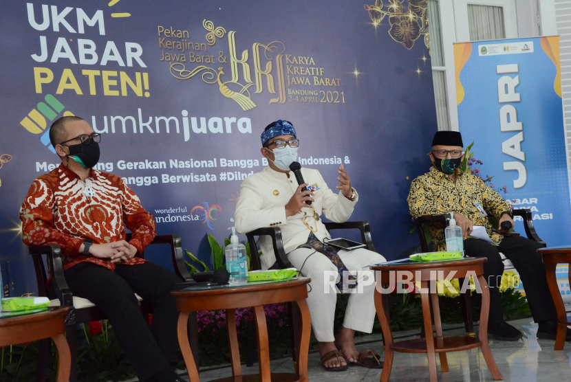 Gubernur Jawa Barat Ridwan Kamil didampingi Staf Khusus Menteri Koperasi dan UKM Fiki Satari (kiri) dan Kepala Perwakilan Bank Indonesia Jawa Barat Herawanto (ketiga kiri) mengisi acara Jabar Punya Informasi (Japri) di Gedung Pakuan, Kota Bandung, Kamis (1/4/2021).