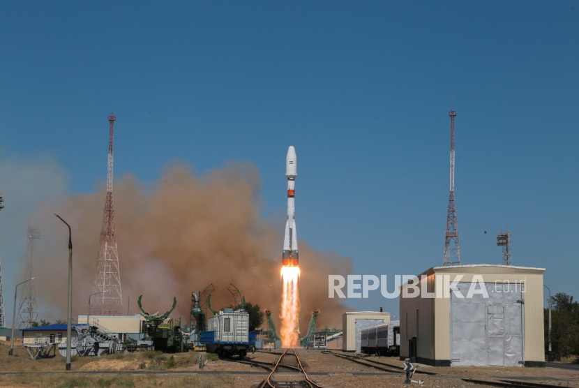 Foto selebaran yang disediakan oleh Roscosmos menunjukkan roket Soyuz Rusia meledak untuk membawa satelit Khayyam Iran ke luar angkasa di kosmodrom sewaan Rusia Baikonur, Kazakhstan, 09 Agustus 2022.