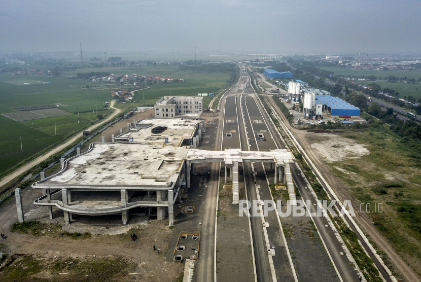 Foto udara suasana proyek pembangunan Stasiun Kereta Cepat Jakarta-Bandung.