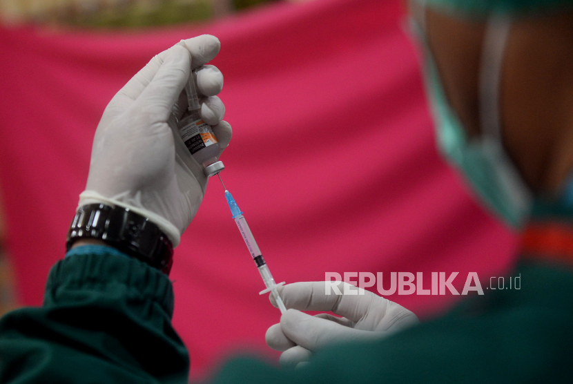 Vaksinator bersiap untuk menyuntikkan vaksin COVID-19 kepada penerima vaksin COVID-19 di Auditorium Gedung Pusat Muhammadiyah, Jakarta, Selasa (9/3). 