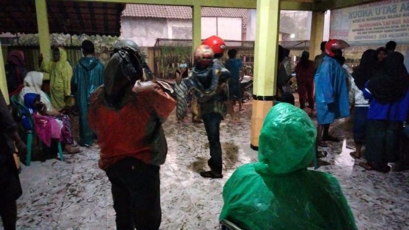 Gunung Semeru Meletus: Erupsi Gunung Semeru menyebabkan ratusan warga di Lumajang, Jawa Timur, mengungsi
