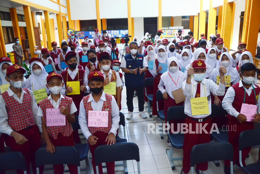 Wali Kota Bandung Yana Mulyana berada di tengah siswa baru saat meninjau pelaksanaan Masa Pengenalan Lingkungan Sekolah (MPLS) di SMPN 15 Kota Bandung, Selasa (19/7). Juru Bicara Pemerintah untuk Penanganan COVID-19 Prof Wiku Adisasmito berpesan, kepada sekolah yang telah menerapkan Pembelajaran Tatap Muka (PTM 100 persen, wajib mengetatkan protokol kesehatan.