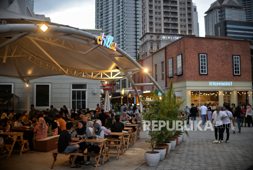 Warga mengunjungi salah satu pusat kuliner di Jakarta, Ahad (8/1/2023). Seiring dengan pencabutan kebijakan PPKM pada akhir Desember 2022 lalu, pemerintah berharap aktivitas ekonomi perdagangan kembali meningkat pada bulan Februari mendatang meski ditengah ancaman resesi global.