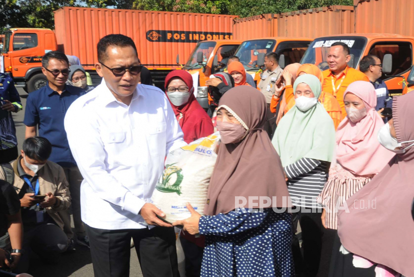 Direktur Utama Perum Bulog Budi Waseso menyerahkan beras kepada perwakilan Keluarga Penerima Manfaat (KPM) Program Bantuan Pangan.