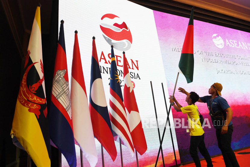 Pekerja menyiapkan bendera di salah satu ruangan jelang Pertemuan ke-56 Menteri Luar Negeri ASEAN (AMM) di Jakarta, Senin (10/7/2023).