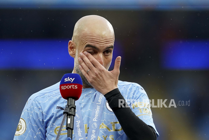 Pelatih kepala Manchester City Pep Guardiola menangis.