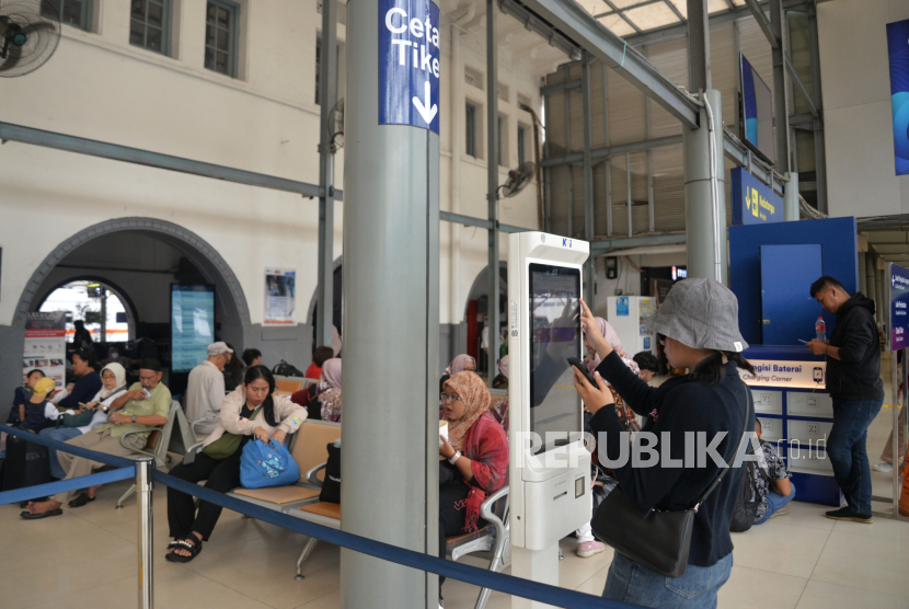 Calon penumpang mencetak tiket kereta api jarak jauh di Stasiun Pasar Senen, Jakarta, Senin (26/2/2024). PT Kereta Api Indonesia (KAI) sudah mulai menjual tiket kereta api periode Angkutan Lebaran 2024. Hingga Senin (26/2/2024), tiket yang terjual tercatat 446.135 tiket atau 34 persen dari total tiket yang disediakan sebanyak 1.332.626 tiket. Penjualan tiket ini akan terus meningkat karena penjualan masih berlangsung.