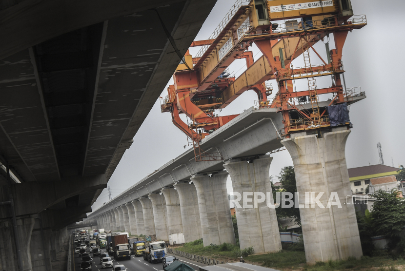 Sejumlah pekerja menyelesaikan lintasan pada proyek kereta api cepat Jakarta-Bandung di Tambun, Kabupaten Bekasi, Jawa Barat, Senin (11/10/2021). 