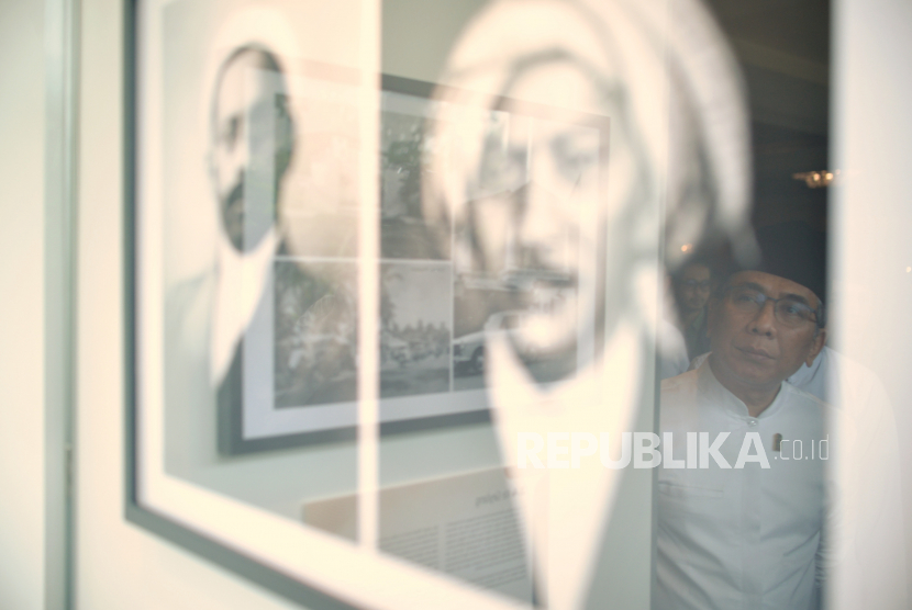 Ketua Umum PBNU Yahya Cholil Staquf mengamati Pameran Foto dan Dokumen Komite Hijaz di Hotel Shangri la, Surabaya, Jawa Timur, Ahad (5/2/2023). Pameran foto dan dokumen tersebut diselenggarakan oleh Lembaga Seni Budaya Muslimin (LSBM) dan Lembaga Talif wan Nasyr Nahdlatul Ulama (LTN PBNU) dalam rangkaian acara satu abad Nahdlatul Ulama. Pameran itu mengangkat tentang kisah perjalanan KH Abdul Wahab Chasbullah dan syekh Ghanaim Al-Amir sebagai utusan pertama NU untuk menghadiri pertemuan dengan Raja Ibnu Saud tahun 1928 di  Hijaz, Arab Saudi.