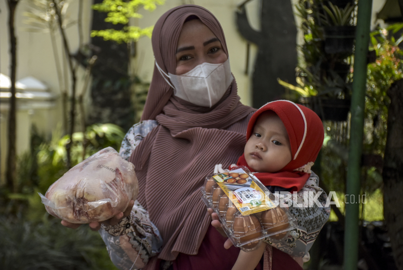 Foto ilustrasi saat penyaluran bantuan pangan di halaman Kantor Kecamatan Andir, Kota Bandung, Jawa Barat, Jumat (5/5/2023). Jokowi minta anggaran stunting dioptimalkan. 